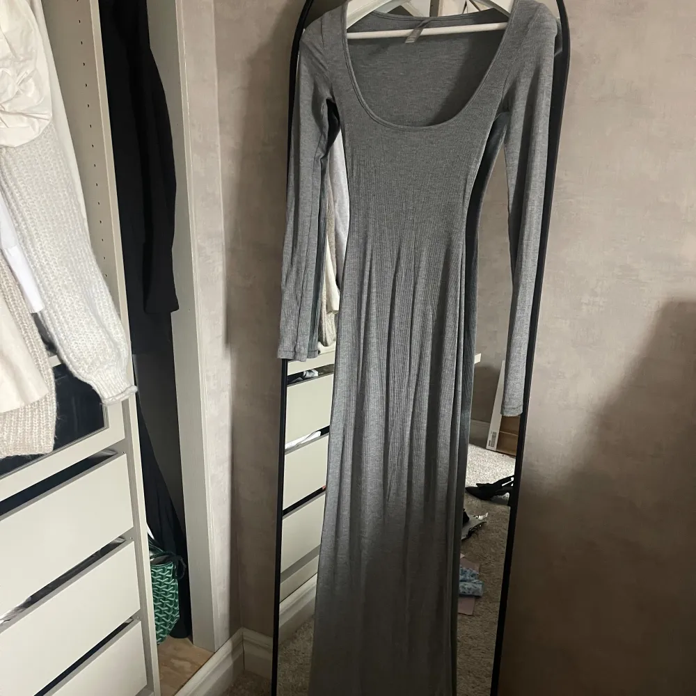 Säljer min jättefina Skims klänning i grått. Använd vid två tillfällen så ser ut som ny. Nypris: 1200kr . Klänningar.