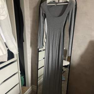 Säljer min jättefina Skims klänning i grått. Använd vid två tillfällen så ser ut som ny. Nypris: 1200kr 