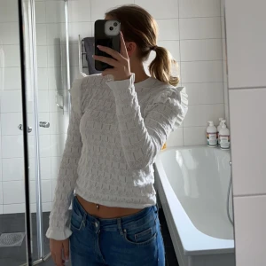 Vit topp  - Säljer denna fina vita topp💗💗andvänd ett fåtal gånger. 