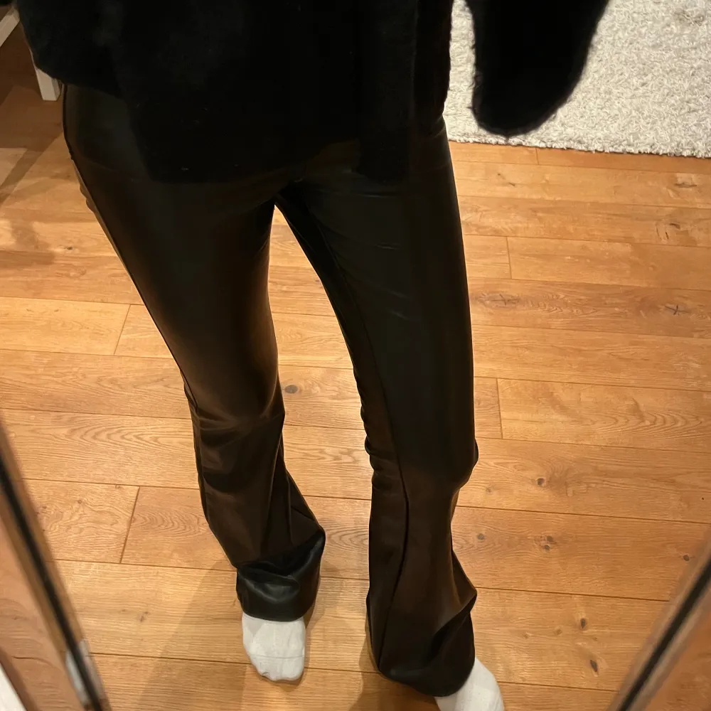 Säljer mina jättesnygga bootcut skinnbyxor. Köpta för 599 på Raglady i Göteborg. Nysskick!🩷. Jeans & Byxor.