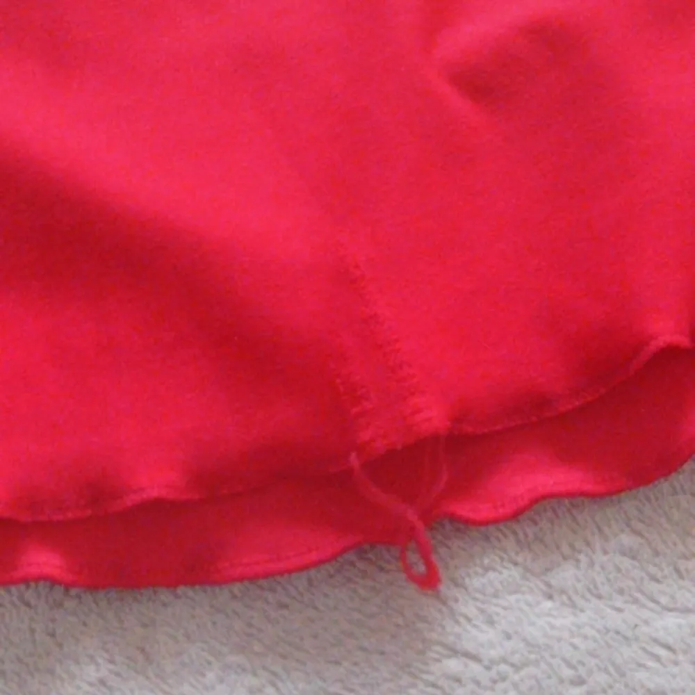 Röd tröja med volanger nertill och spets på armarna🍓(finns en liten reva). Toppar.