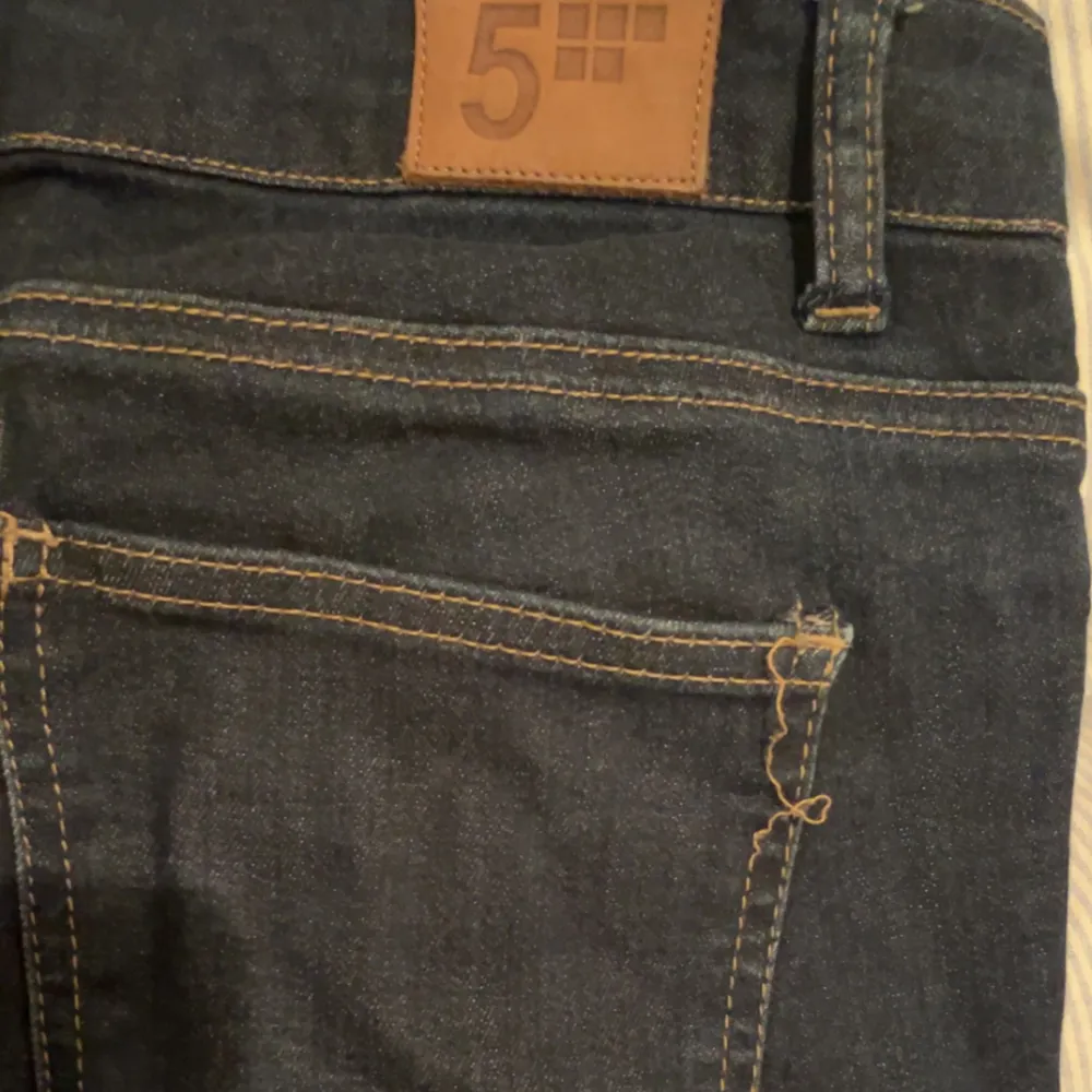 Jättefina jeans som är bootcut. Den är som storlek 32/34/36. Helt i nyskick! Ordinarie pris är ca 1000. Dem är hyfsat lågmidjade . Jeans & Byxor.