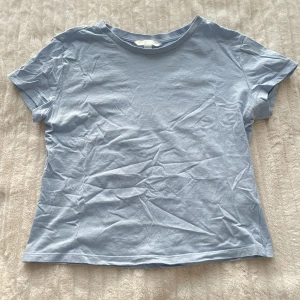 T-shirt  - Blå T-shirt från hm