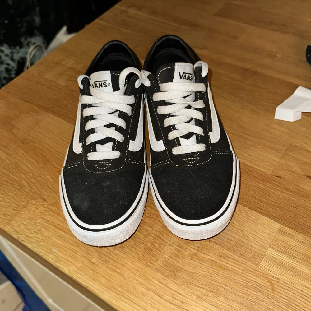 Ett par Vans skor i nyskick. Aldrig använda endast testa dom på en gång, legat i kartongen sedan dess. Nypris 850kr. Skor.