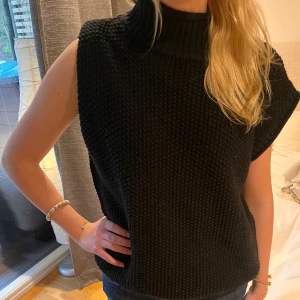 Stickad väst - Skriv privat vid intresse🩷