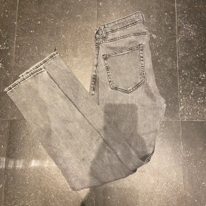 Grå jeans - Grå jeans från dressman i regular fit, perfekt för dig som vill klä dig grish! Storlek 29-32! Köpta för 2 månader sedan och knappt använda. Hör av er vid frågor!