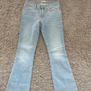 Lågmidjade jeans  - Använda 2 ggr! Ytterbenslängd 102cm innerbenslängd 75cm 