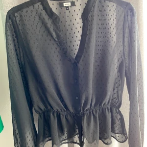 Bok bok tröja - Jättefin tröja från bik bok, som du kan ha ett linne under eller ha som en kofta❣️