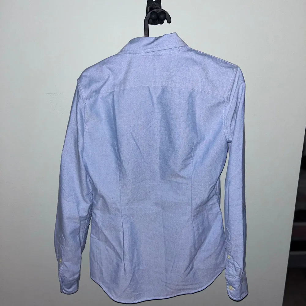 Ralph lauren skjorta, säljer den pga är lite för liten. Andvänd 2/3 gånger 10/10 skick. Pris kan diskuteras. Skjortor.