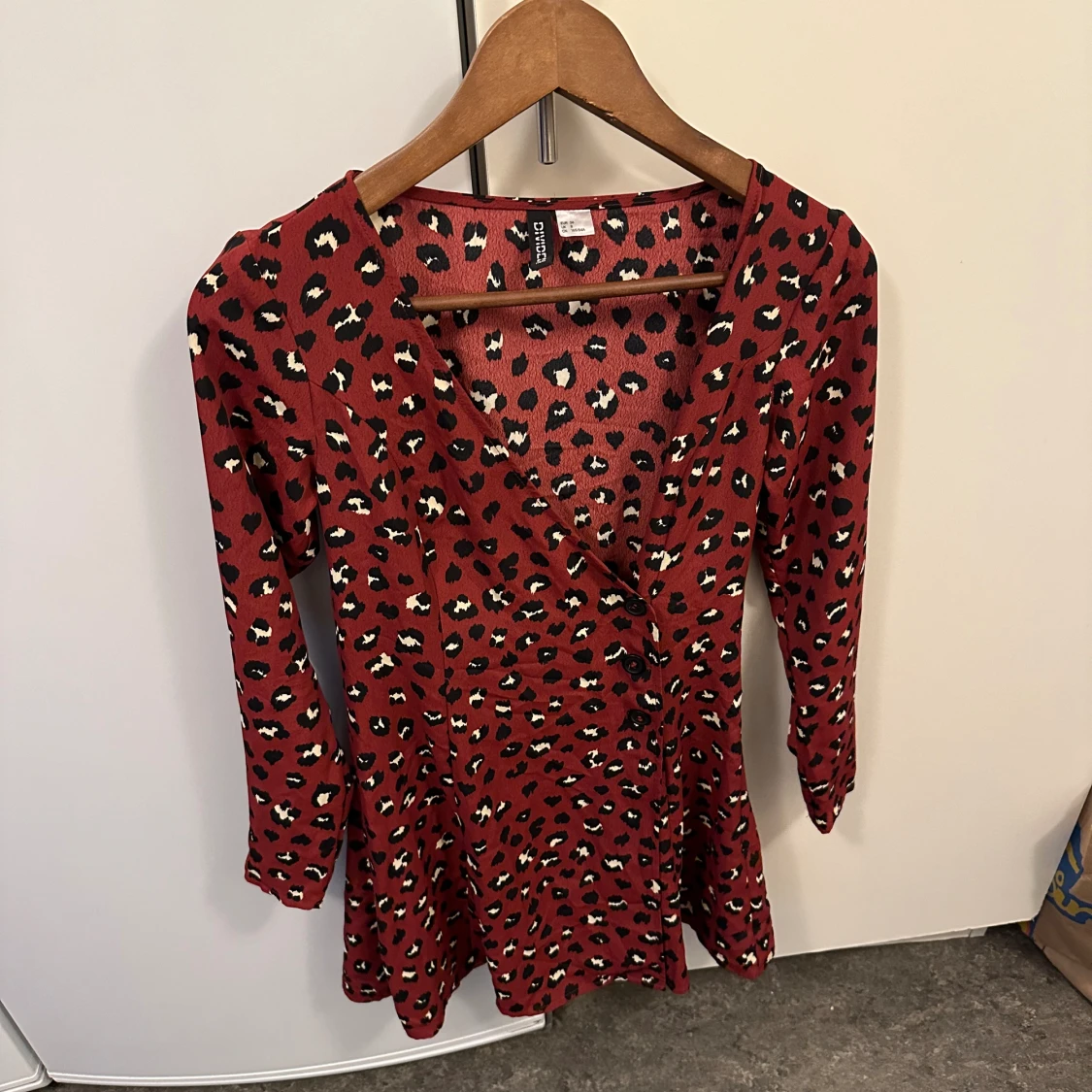 Söt röd  leopardmönstrad klänning 