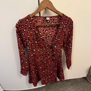 Söt röd  leopardmönstrad klänning  - Har använd endast 1 gång 