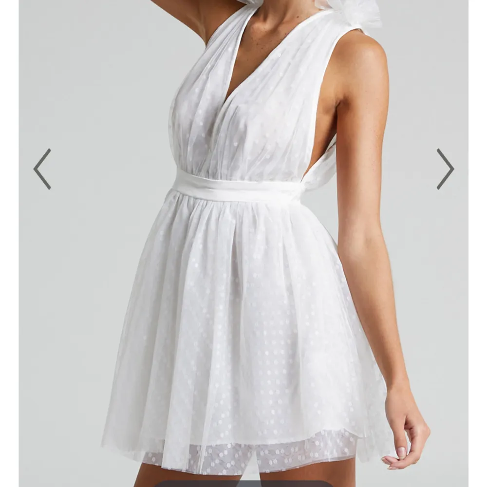 Säljer denna helt nya oanvända klänning från showpo som köptes för 1200kr med frakt💗 Så fin till studenten!. Klänningar.