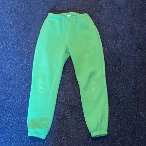Green Gina Tricot Sweatpants  - Gröna mjukisbyxor från Gina Tricot i storlek L, de är dock ganska små i storlek speciellt om man är lång eller har ”kraftigare” lår! 