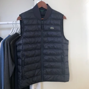 Lacoste väst - Lacoste Väst | Skick 9/10 | Strl S/M | Nypris: 2250 Mitt pris: 900 | Använt fåtal gånger | Skriv vid minsta funderingar och frågor!