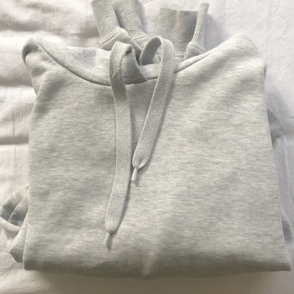 Säljer denna fina gråa hoodien som är från new yorker i storlek xxs🥰. Hoodies.