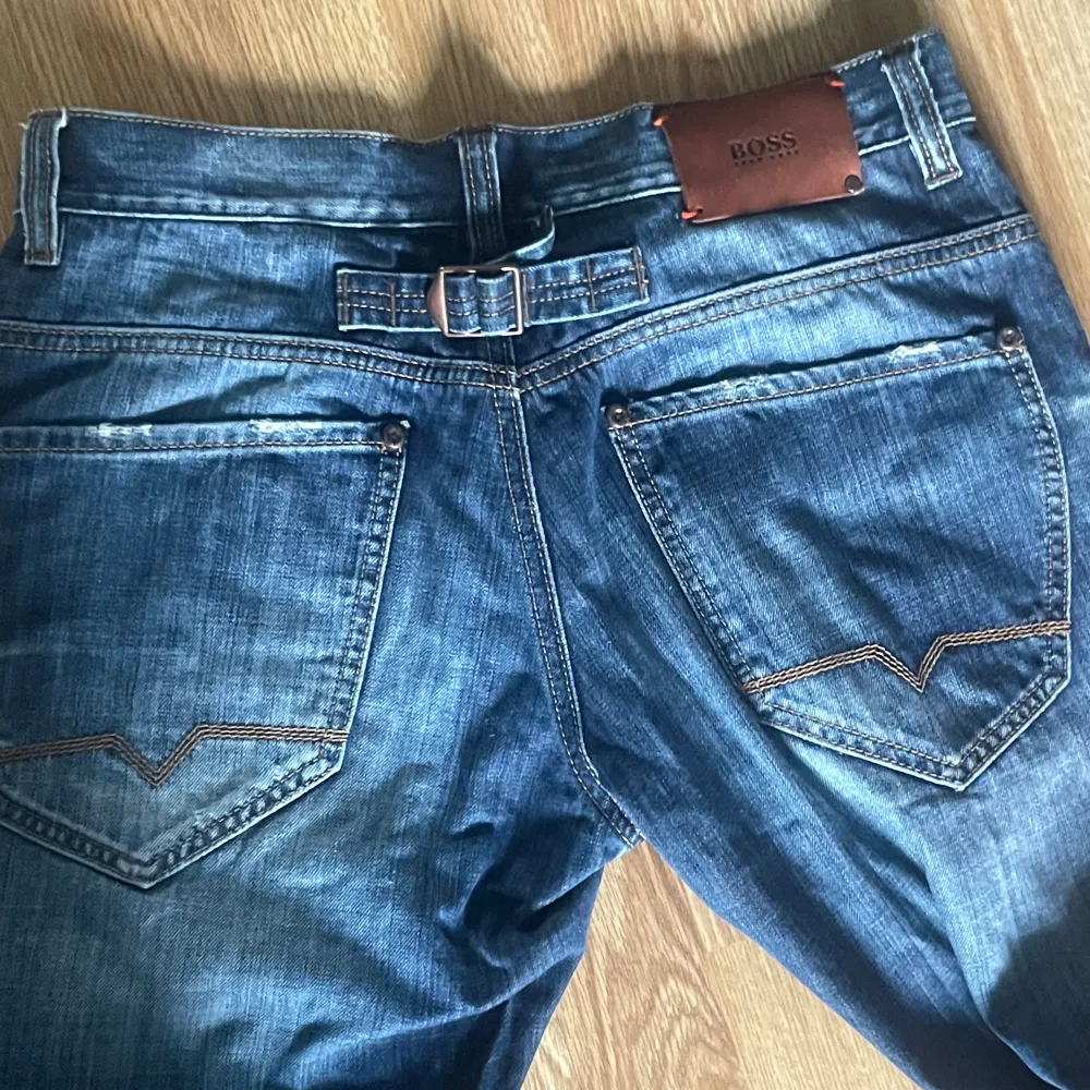 Säljer ett par jeans från hugo boss i fint skick! Lite rippade men det är designen. Jeans & Byxor.
