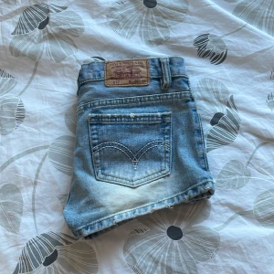 levis jeansshorts  - assnygga jeansshorts från levis, perfekt nu när det börjar bli varmare💕 köpt av en tjej på plick men de var lite försmå, alltså är de endast testade💗 