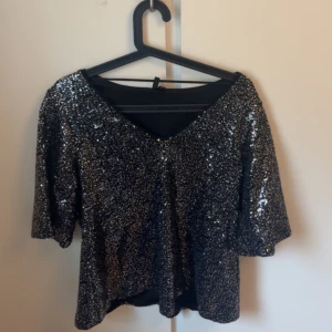 Fest/nyårstop - En fin och bekväm top från Vero Moda. Perfekt till festtillfällen eller nyår🪩. Använd endast en gång. Pris kan diskuteras💕