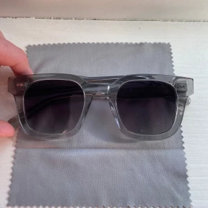 Chimi 04  - Säljer dessa trendiga chimi 04 i färgen grå! Passar perfekt nu när solen börjar komma fram! Dem är i nyskick och passar perfekt till allt!🔥😎 hör av er vid frågor eller fler bilder!