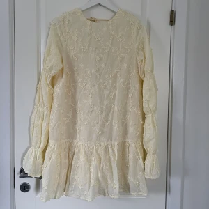 Gul Klänning Från Nakd 💛 - Slutsåld klänning från NA-KD, prislappen är fortfarande på och klänningen är endast testad! Har inte tagit några bilder med klänningen på, därav lånade bilder. Men hojta om ni vill ha bilder med den på mig 💛