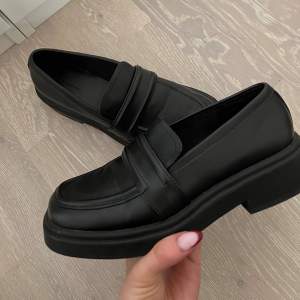 Super snygga loafers från Bershka, endast använda en gång så de är i nyskick 