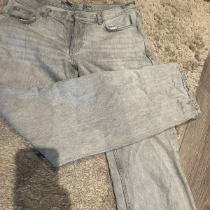 Jeans  - Använt dem. Storlek Är i L. Gråa. Lågmidajd och är raka i modellen