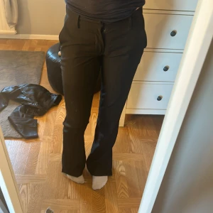 Kostymbyxor från bikbok - Lågmidjade kostymbyxor med slits från bikbok, sparsamt använda och i fint skick, säljer pga för små❤️skulle även kunna byta mot samma modell utan slits i samma storlek💗