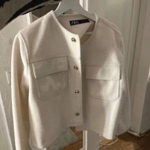 Vit kappa - Från zara storlek xl(liten i storleken). Aldrig använd 