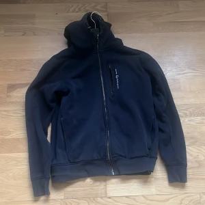 Sail raicing hoddie - Säljer då den blivit för liten använd ganska många gånger men ej några skador på hoddien
