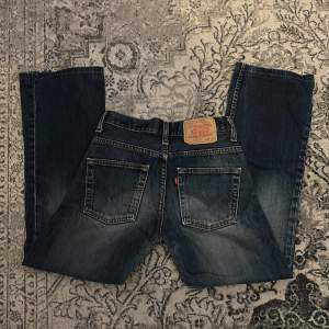 Skitsnygga Levi’s 507 jeans i en mörk blå färg💙 Köpta secondhand, men är i mycket bra skick. Uppsydda, innerbenslänhd: 70 cm. Prisförslag? 