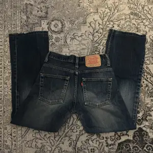 Skitsnygga Levi’s 507 jeans i en mörk blå färg💙 Köpta secondhand, men är i mycket bra skick. Uppsydda, innerbenslänhd: 70 cm. Prisförslag? 
