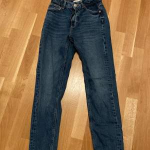 Jeans från Zara hög midja storlek 36💙Rak modell. Som nya!   Skickas mot frakt eller upphämtning Örebro. 