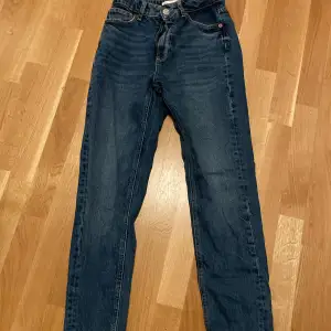 Jeans från Zara hög midja storlek 36💙Rak modell. Som nya!   Skickas mot frakt eller upphämtning Örebro. 