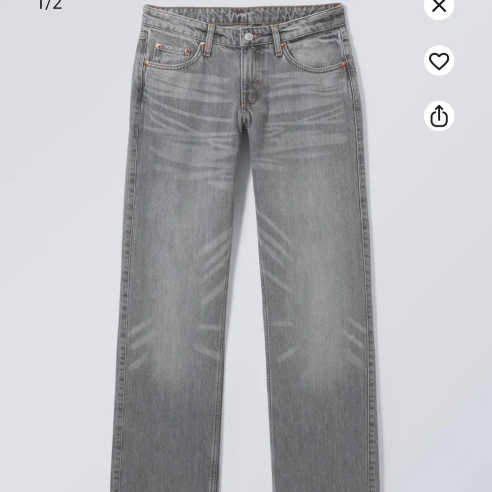 Från weekday. Obs, jeansen är de i första bilden dem andra bilderna är samma jeans i en annan färg för att se passformen. Bra skick! Är i storlek 25/30. Nypris 590kr. Jeans & Byxor.