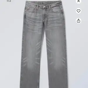 Från weekday. Obs, jeansen är de i första bilden dem andra bilderna är samma jeans i en annan färg för att se passformen. Bra skick! Är i storlek 25/30. Nypris 590kr