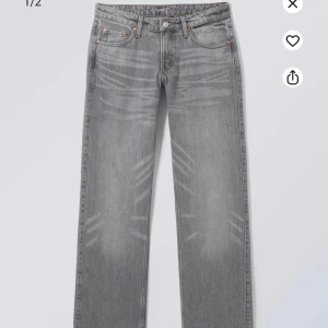 Arrow low straight jeans i färgen eleven grey  - Från weekday. Obs, jeansen är de i första bilden dem andra bilderna är samma jeans i en annan färg för att se passformen. Bra skick! Är i storlek 25/30. Nypris 590kr
