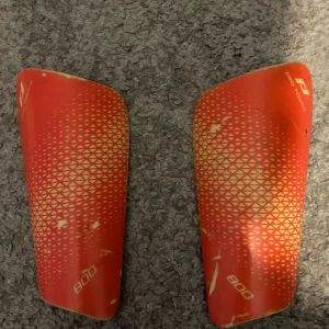 Fotbollsbenskydd - Helt nya fotbollsbenkydd passar för alla  Skick 10/10  