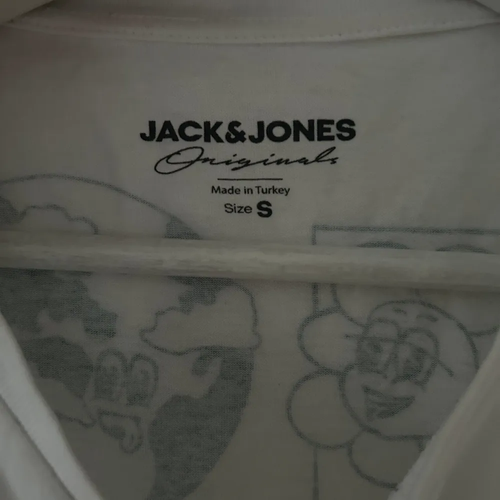 Tröja från Jack and Jones, i bra skick. Snygga detaljer på både bak och framsida. Oversized.. T-shirts.