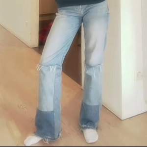 Så snygga jeans från zara, jötte coola och unika!! Använda bara ett par fåtal gånger!🥰🥰strl 34💓