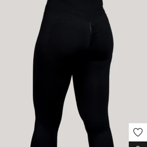 divina scrunch tights  - säljer dem då de inte kommer till användning och har för mycket träningskläder. de är i storlek M men passar som en S. De är köpta för 449 kr.