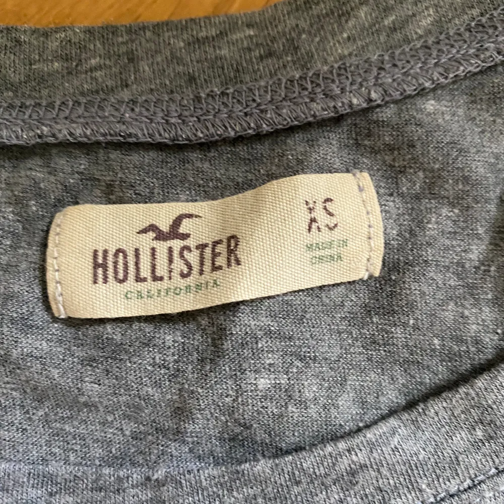 Grå T-shirt från Hollister i storlek xs. Jätteskönt material, inga fläckar eller skador. Nypris 300, säljer för 80.. T-shirts.