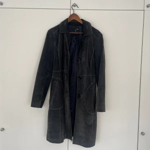 Mockajacka - En mörkblå mockajacka köpt här på plick. Tyvärr för stor så säljer vidare. Skiftar lite i svart/grått beroende på ljus. 