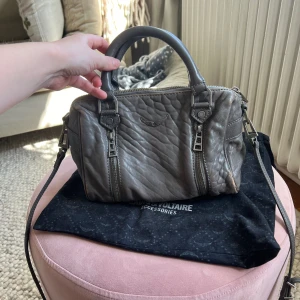 Zadig & Voltaire väska - Väska från Zadig & Voltaire, dustbag och kvitto medföljer. Har ett ”håll” i ett hörn därav priset.