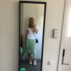 Volangkjol - Bra skick  Storlek: xs/34 Blivit för kort men är en väldigt somrig kjol☀️