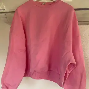 Rosa sweatshirt (”perfect chunky sweater”) från NLY TREND (Nelly.com) med ribbade ärmslut, halsring samt nedtill. Aldrig använd.