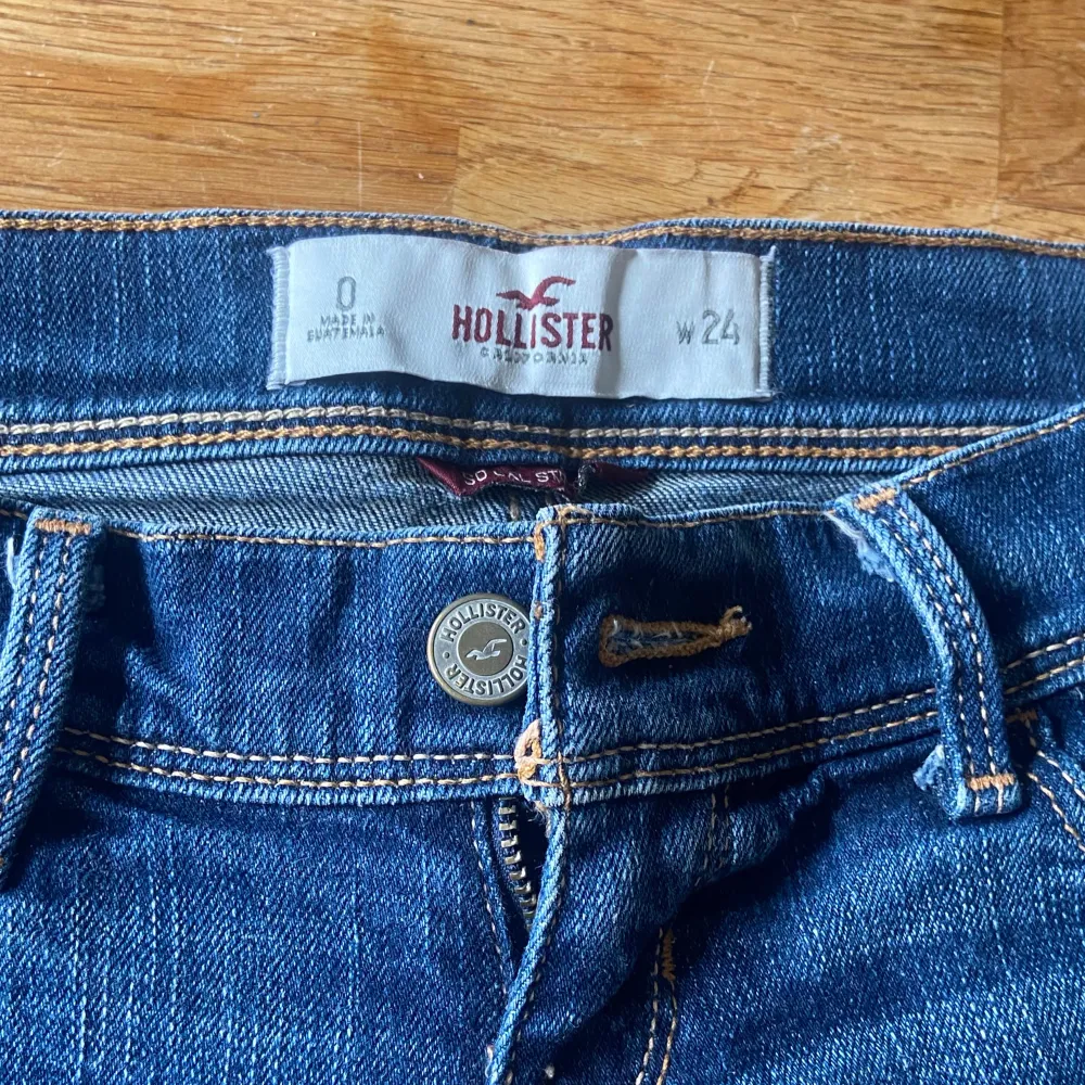 Lågmidjade shorts från hollister i w24/xs. Perfekt skick, inga defekter. Säljer då jag köpte fel storlek. Skriv om du har frågor eller för fler bilder💞💞. Shorts.
