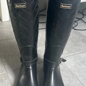 Barbour stövlar  - Barbour stövlar som är köpta för 1500kr för ett par år sedan, aldrig använda! är i fint skick! Pris går att diskutera😊