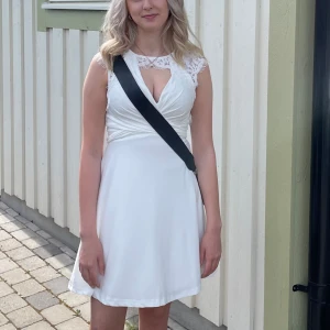 Avslutningsklänning - Superfin klänning som passar perfekt till skolavslutning eller student, endast använd en gång så mycket bra skick! Sitter jättefint på kroppen🤍 Kontakta mig innan köp❤️ nypris 700kr finns inte kvar på bubbelrom längre. Storlek 38 men sitter som S