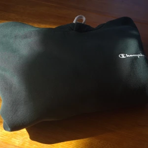 Champion hoodie - Mörkgrön Champion hoodie i gott skick. Fråga om du undrar något!