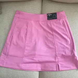 Rosa golfkjol från Callaway med ingbygda mini shorts! Alla lappar fortfrande kvar, endast testad🩷 Möts upp i Stockholm <3
